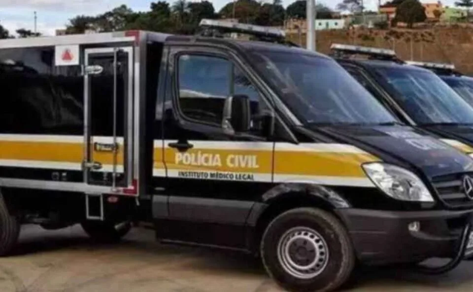 Cena de filme! Suspeito mata vítima com diversos tiros na cabeça e foge em carro roubado após homicídio