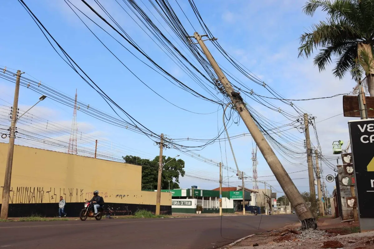 Mais um poste é atingido por veículo em Campo Grande; 3º em 24h