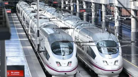 Un AVE en llamas paraliza la alta velocidad Madrid-Barcelona y deja miles de viajeros afectados en plena vuelta del puente
