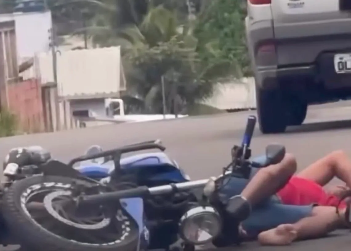 Colisão entre Hilux e motocicleta deixa homem ferido em Cruzeiro do Sul
