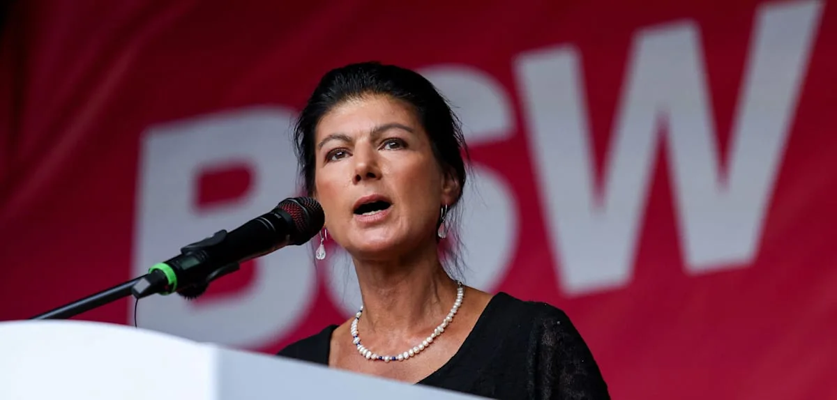 Dann schlägt Sahra Wagenknecht eine „neue, ostdeutsche“ Variante der Demokratie vor