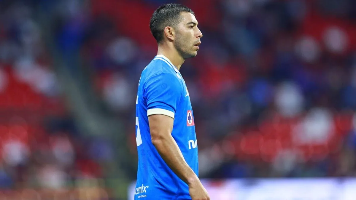 ¿Foto de despedida? Erik Lira posa con las mascotas de Cruz Azul ante posible salida a Europa