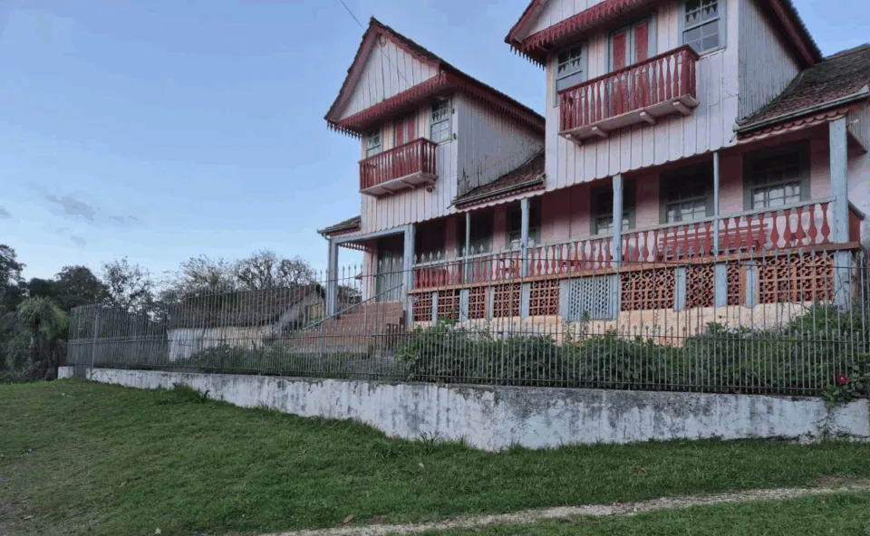 Idoso de 80 anos é encontrado morto e com o corpo queimado dentro da Casa Rosa, em Almirante Tamandaré