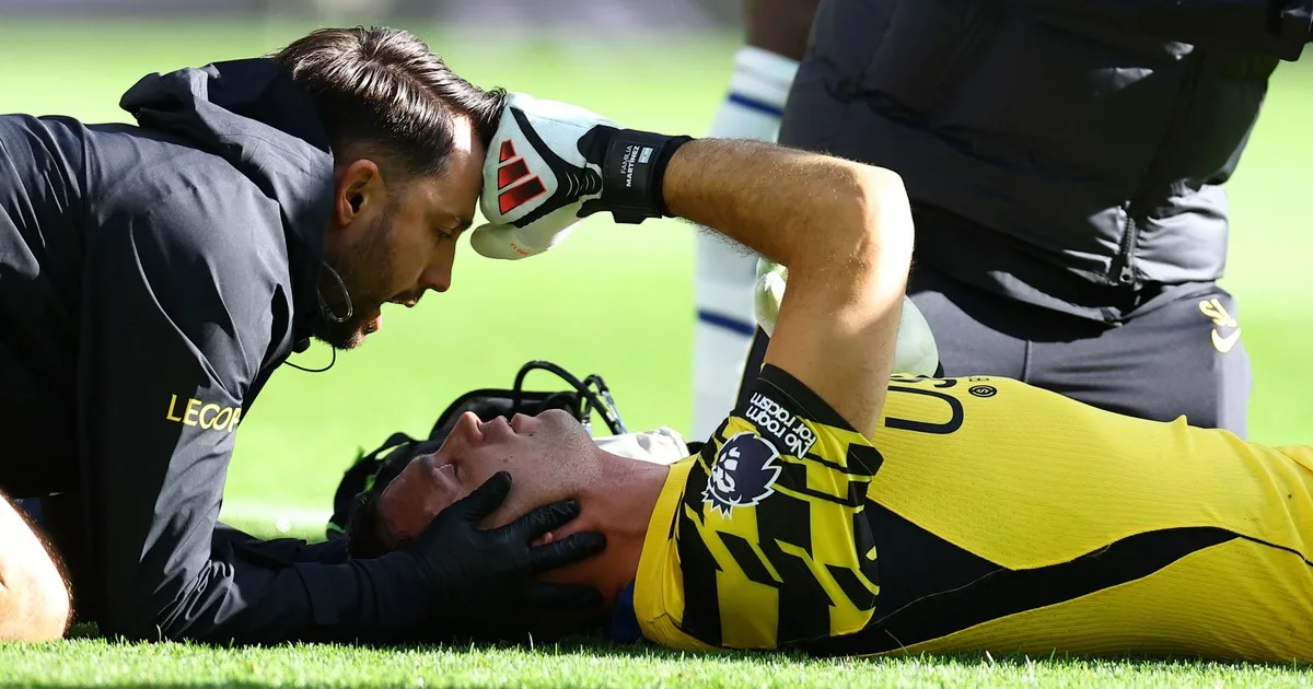 Xabi Alonso confirmó que Dibu Martínez fue hospitalizado por el cabezazo que recibió