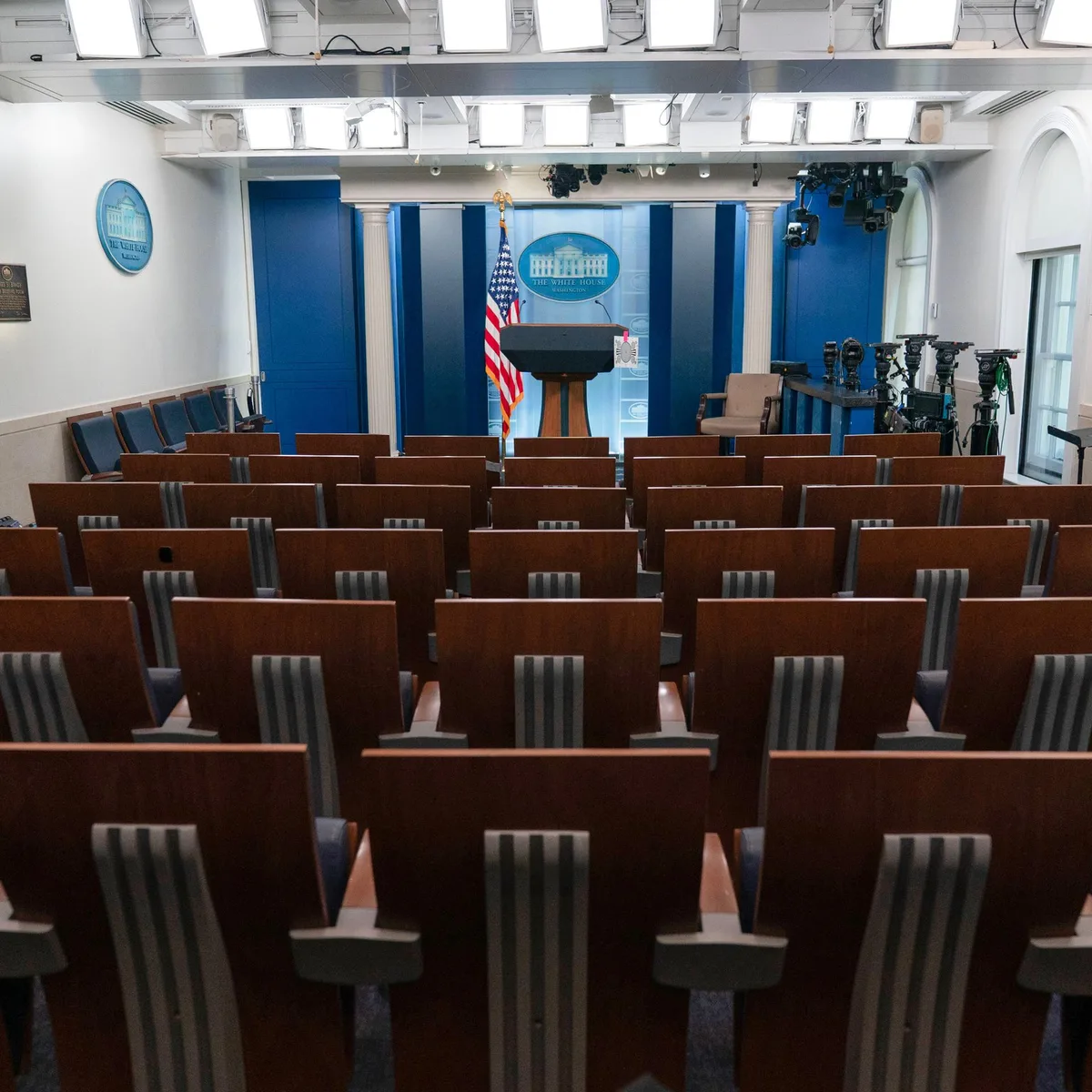 Pressefreiheit - Weißes Haus geht gegen Wiederzulassung von CNN, MS NOW und Politico vor