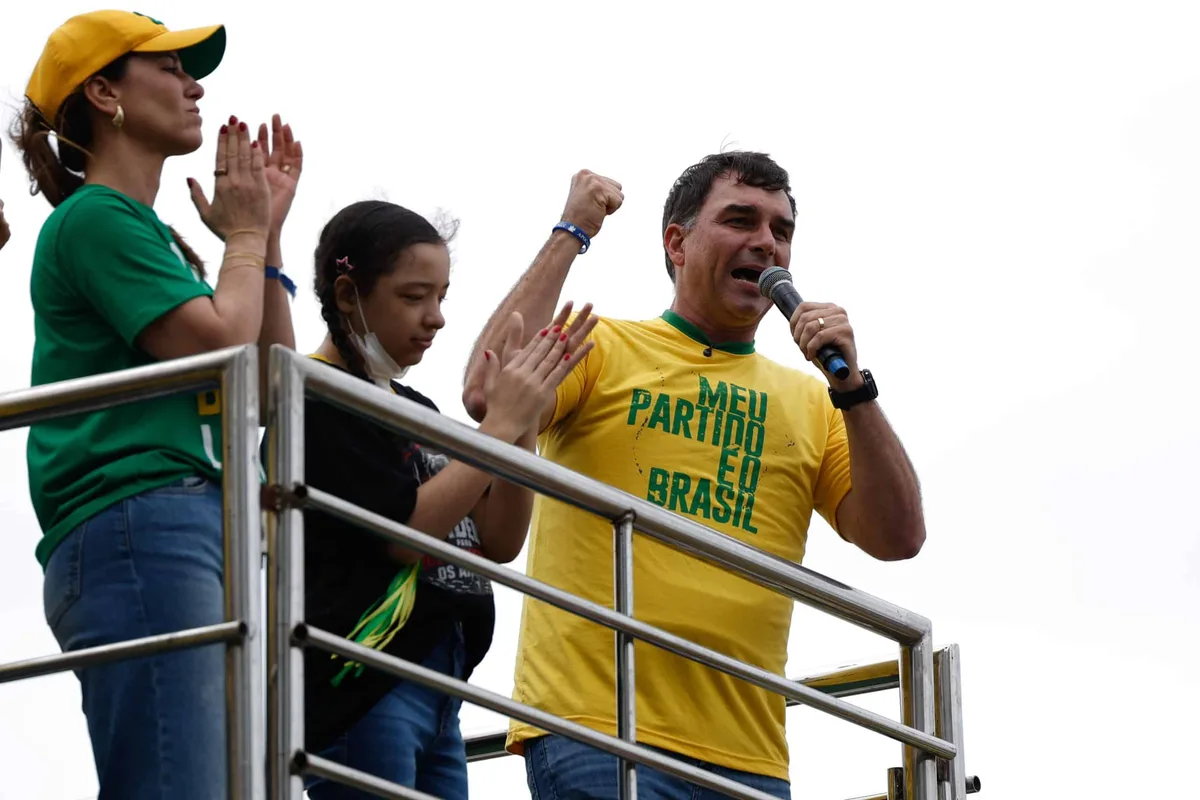 Flávio Bolsonaro tem atos flopados, mas ainda carrega o voto do antipetismo