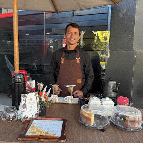 Na 14 de Julho, bicicleta leva café coado na hora, bolo e homenagem aos pais