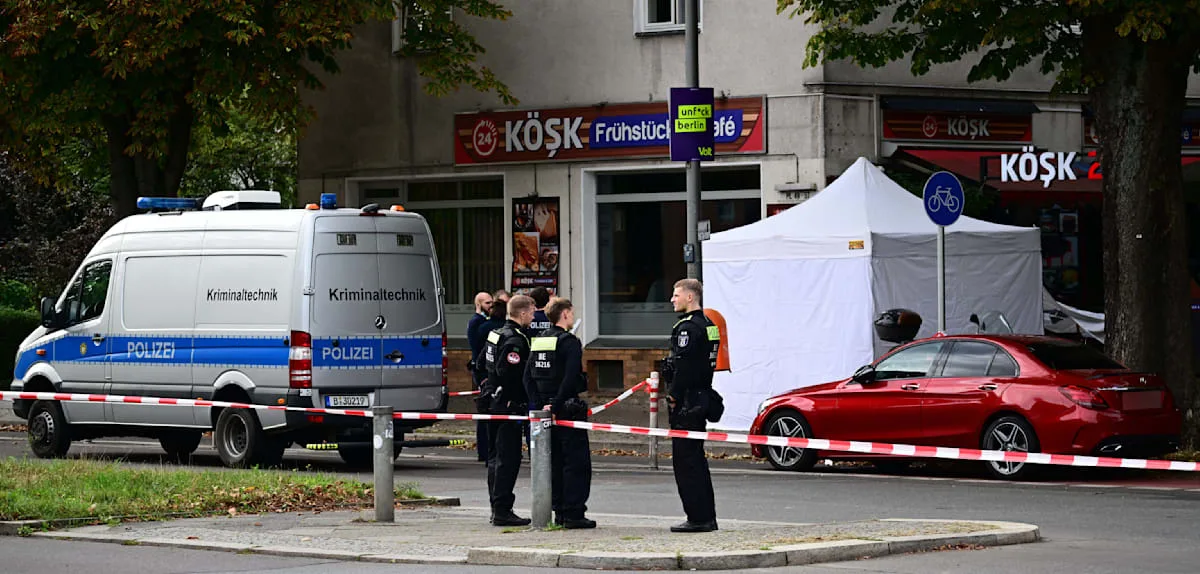 Mann bei Schüssen auf Gehweg getötet – Täter auf der Flucht