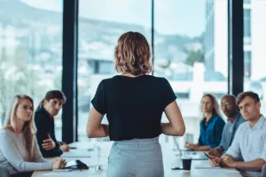 Mulheres são 54% da força de trabalho dos seguros, mas só 28,5% na gestão executiva