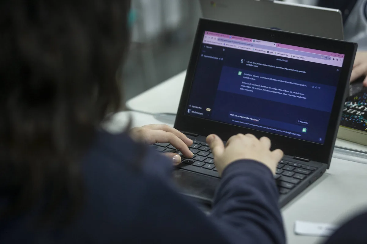 Inteligência artificial avança em fraudes e ameaça educação online nos EUA