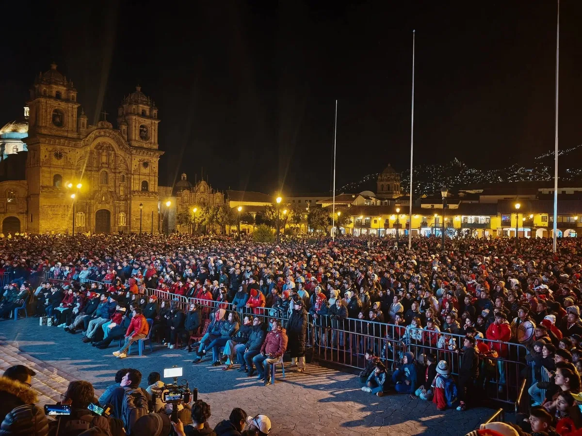 Más de cinco mil hinchas toman la plaza del Cusco a celebrar histórica noche de Cienciano que pasó a cuartos de la Copa Sudamericana