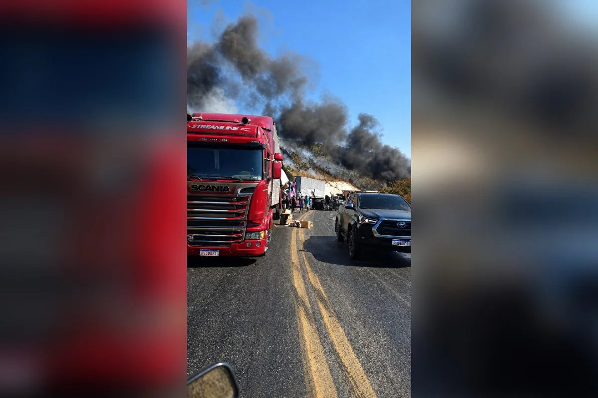 Caminhões batem, causam grande incêndio e interditam BR-251 em MG
