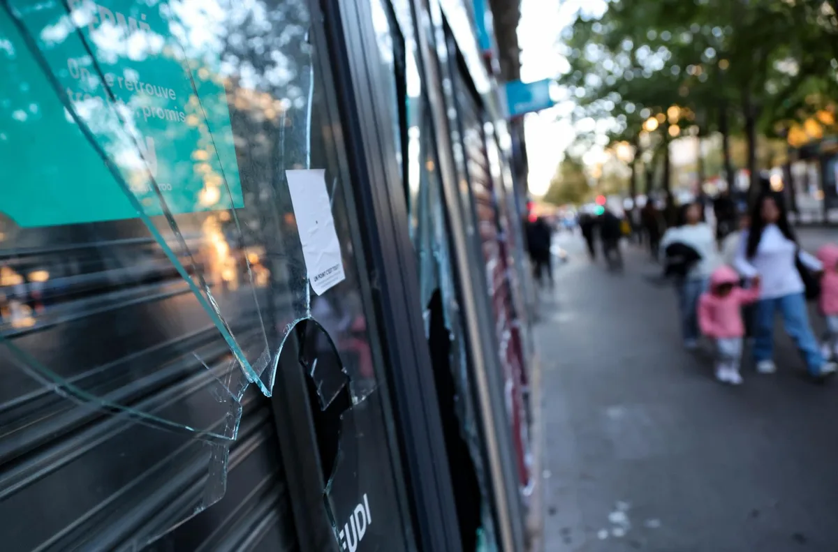 Policía de París denuncia saqueos y anuncia arresto de 108 personas en las últimas tres horas del domingo