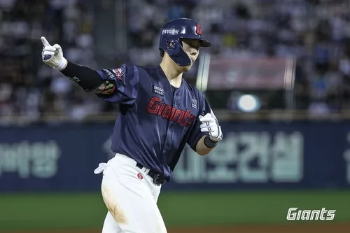 프로야구 롯데, 고승민 홈런 2방 앞세워 두산 완파…5연승