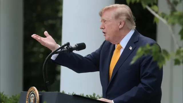 Donald Trump reage à morte de Dolly Parton: "O mundo ama-te"