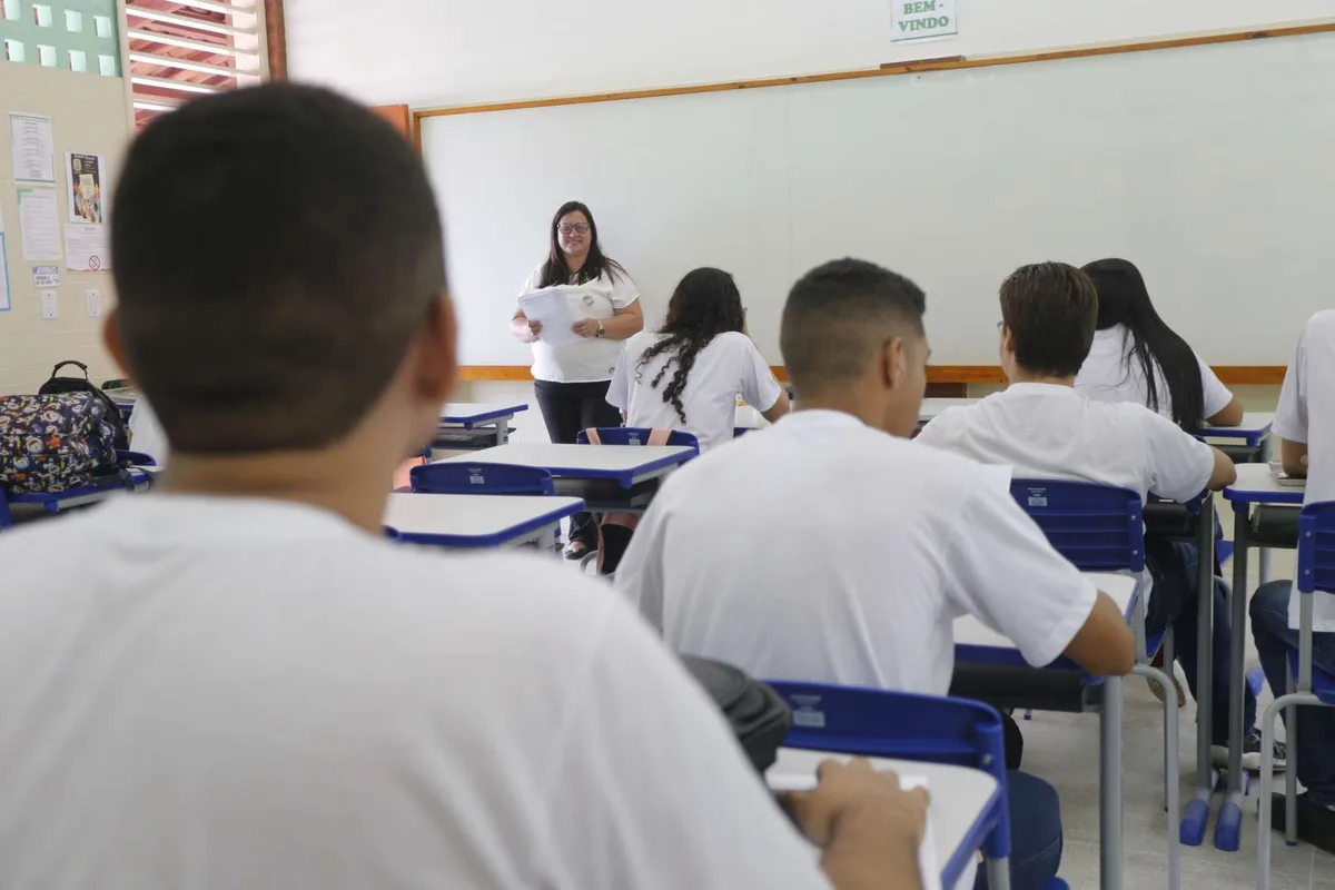 Governo regulamenta férias de 45 dias para professores da rede estadual do Ceará; veja regras