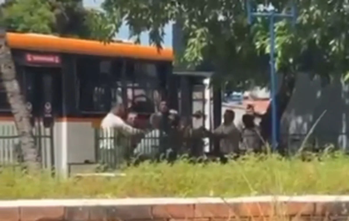 Motorista de ônibus é espancado por grupo de motociclistas após briga de trânsito; VÍDEO
