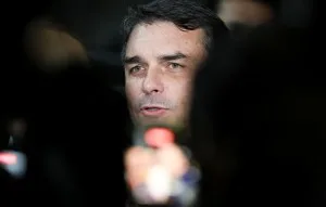 Lulinha processa Flávio e pede indenização por vídeo sobre suspeitas desvios do INSS