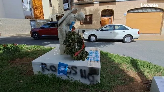 Vandalizan en Quart de Poblet una escultura de homenaje a represaliados por el franquismo: "Rojos no"
