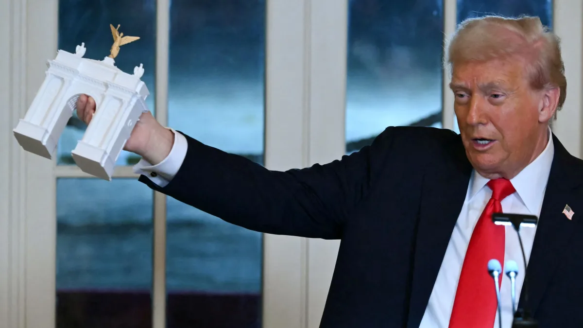 USA unter Trump: Trump: Triumphbogen wird Plattform für Drohnen und Scharfschützen