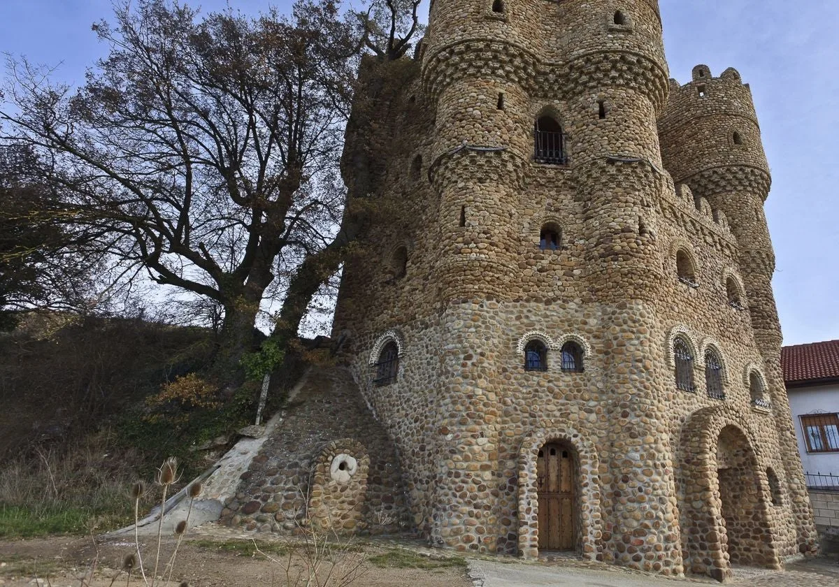 El insólito castillo de Burgos que nació del sueño de Serafín Villarán y termina su hija