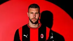 OFICIAL: Pavlovic renova com o Milan até 2031