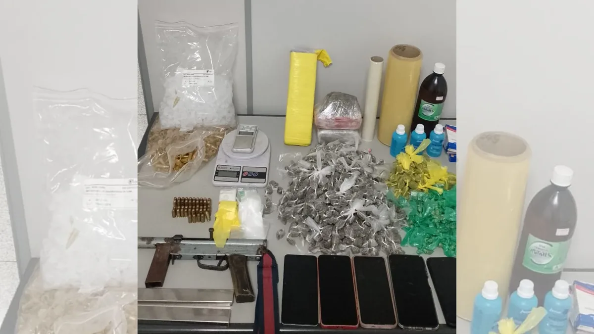 Submetralhadora e 764 buchas de maconha são apreendidas em Cariacica