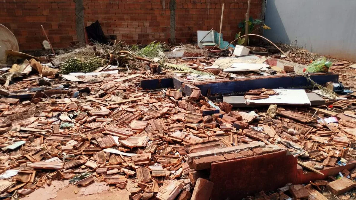 Casa de mulher desaparecida há 3 meses é demolida com móveis dentro