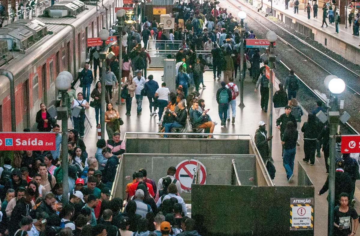 Tarcísio sanciona lei que permite incorporar funcionários da CPTM a outros órgãos públicos