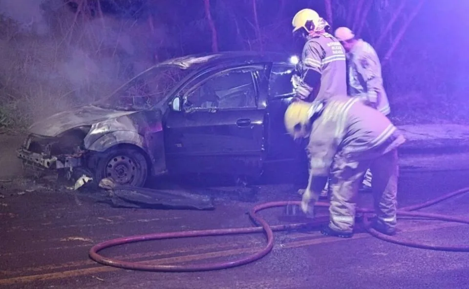 Recém-saído da oficina! Carro pega fogo, fica destruído e duas mulheres escapam por pouco