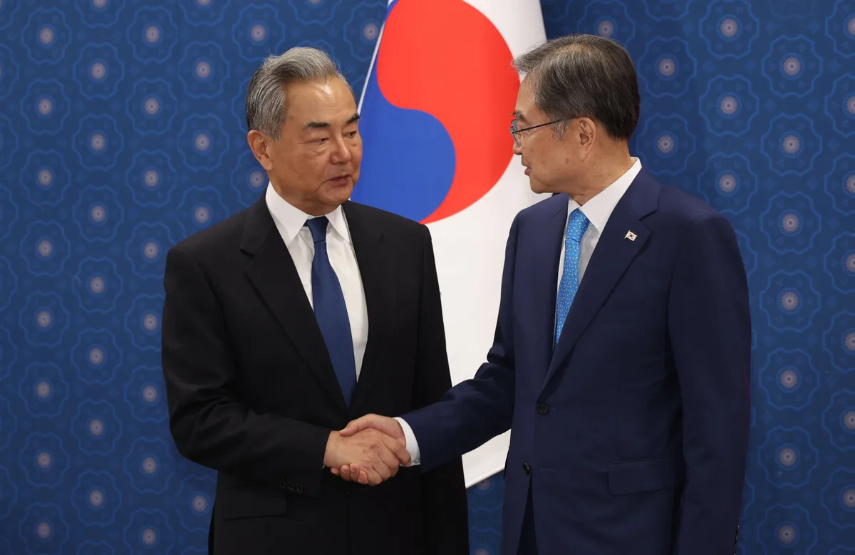 한중 회담서 한반도 문제 논의... 中왕이 “건설적 역할하겠다”