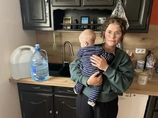 « On nous donne des bouteilles »: à cause de la sécheresse en Finistère, ce couple et son bébé n’ont plus d’eau courante