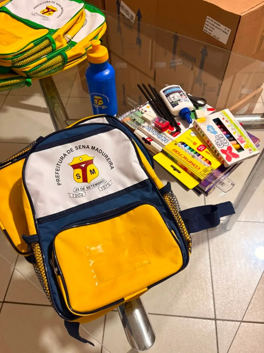 Prefeitura vai entregar mochilas, fardas, sandálias e outros materiais para estudantes de Sena Madureira