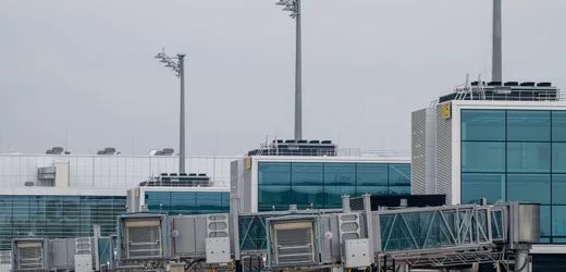Flughafen München: Auto einer Reinigungsfirma stößt mit Flugzeug zusammen