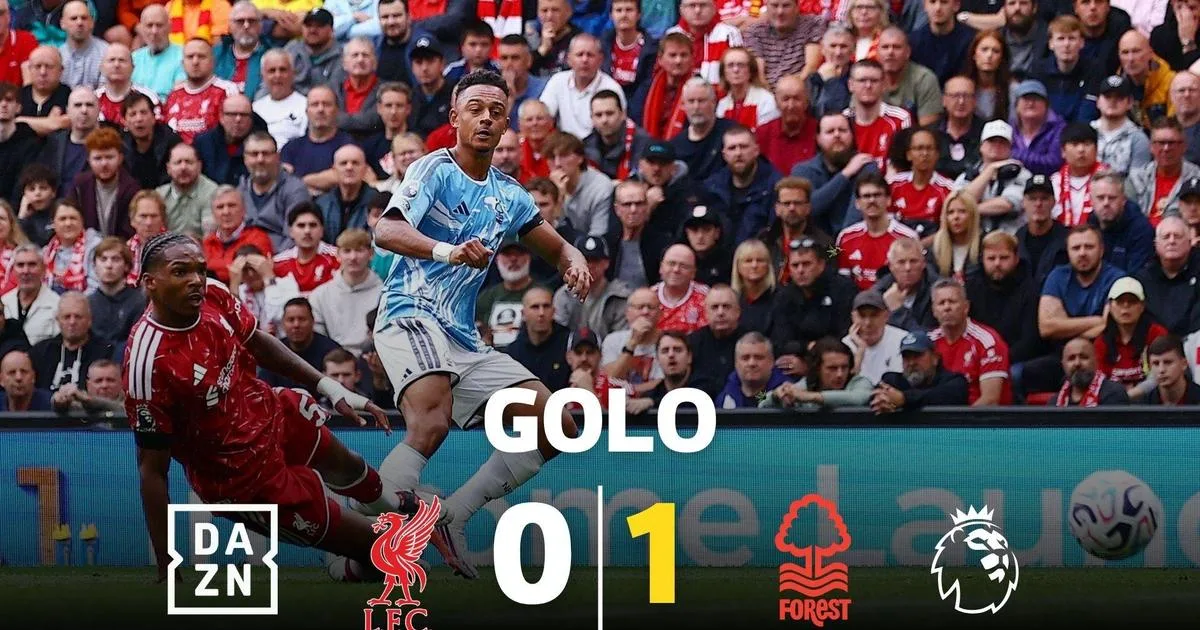 Ndoye aparece na área do Liverpool e gela Anfield