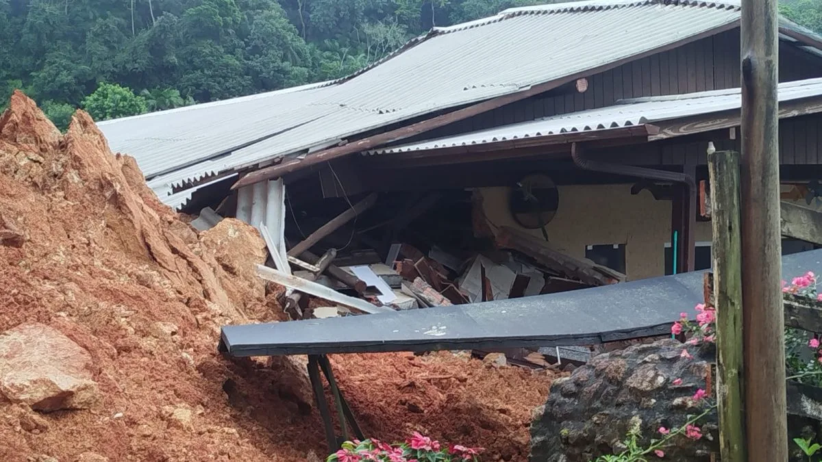Menina de 10 anos tem morte encefálica confirmada após ser soterrada por deslizamento de terra em SC