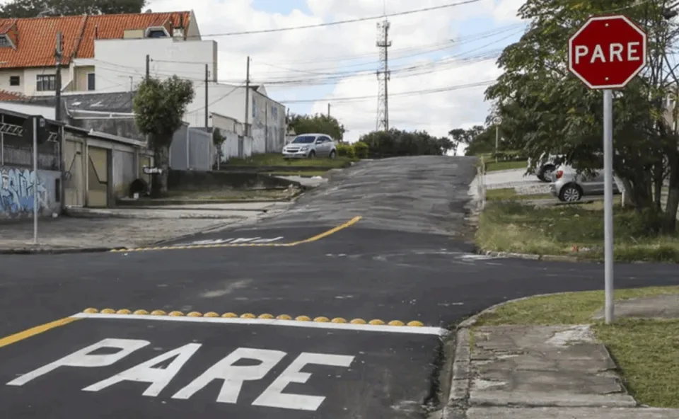 Rua do bairro Santo Inácio, em Curitiba, terá alteração de preferência a partir das 10 horas; veja mudança