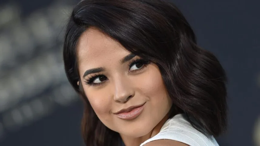 Becky G rinde homenaje a sus raíces latinas con su nuevo álbum