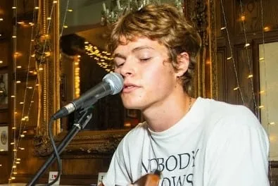Moses Martin, el hijo de Chris Martin y Gwyneth Paltrow, debutó con su banda en un lugar muy especial