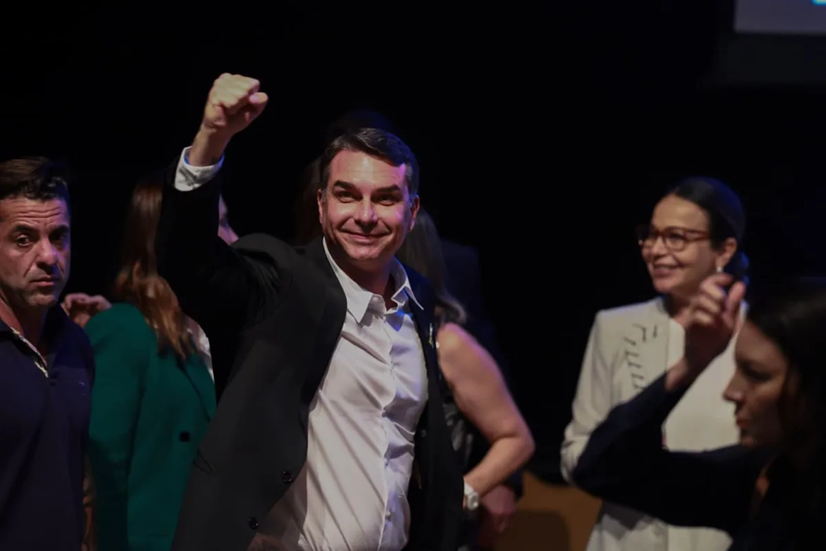 "Só sabem jogar sujo", diz Flávio Bolsonaro após filiação no Missão