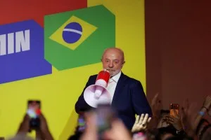 Campanha de Lula pede investigação contra site que promete cripto por post pró-Flávio