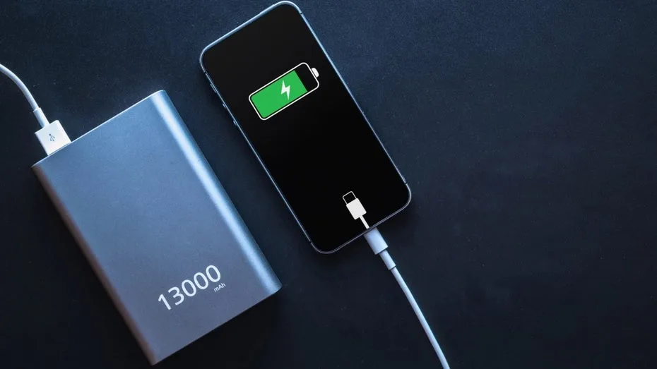 Handy leer im Flugzeug? Warum du trotzdem nicht einfach deine Powerbank anschließen darfst