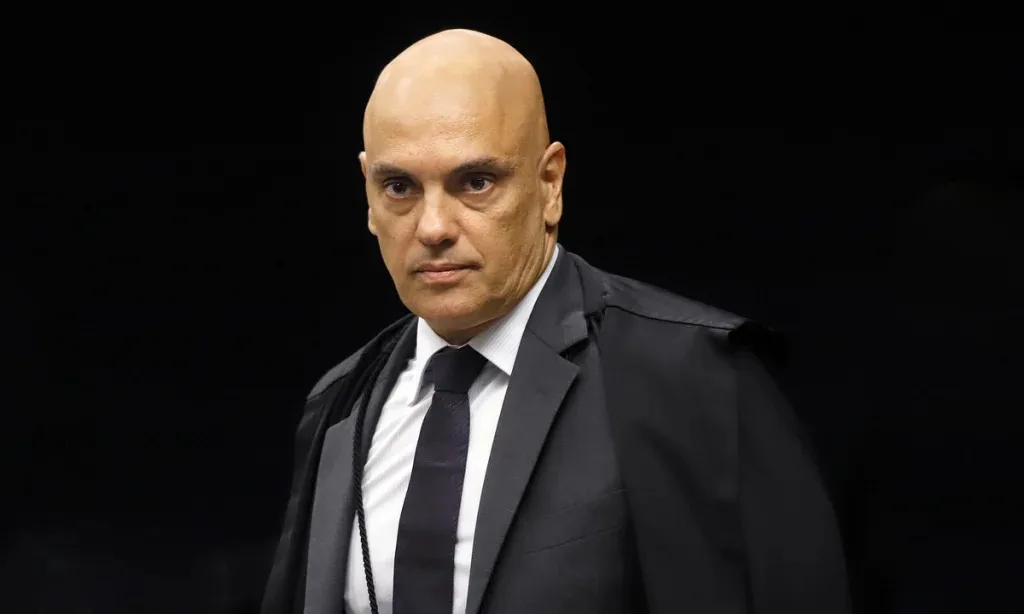 Moraes autoriza Carlos e Jair Renan a visitarem Bolsonaro