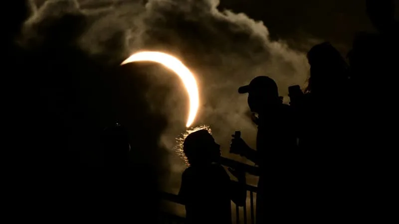 Éclipse solaire: les images de l'événement historique en Europe