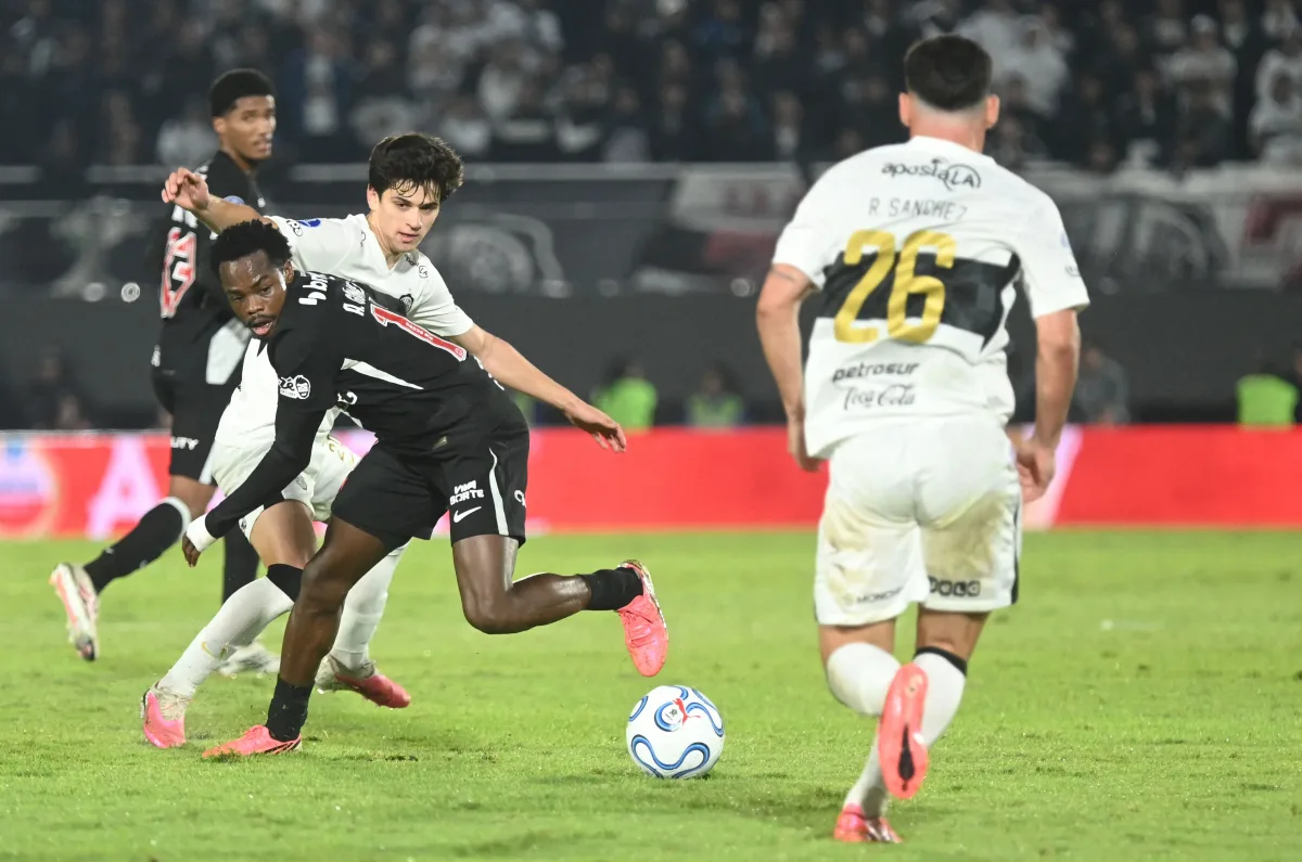 Veja fotos do duelo entre Olimpia e Vasco pela Sul-Americana