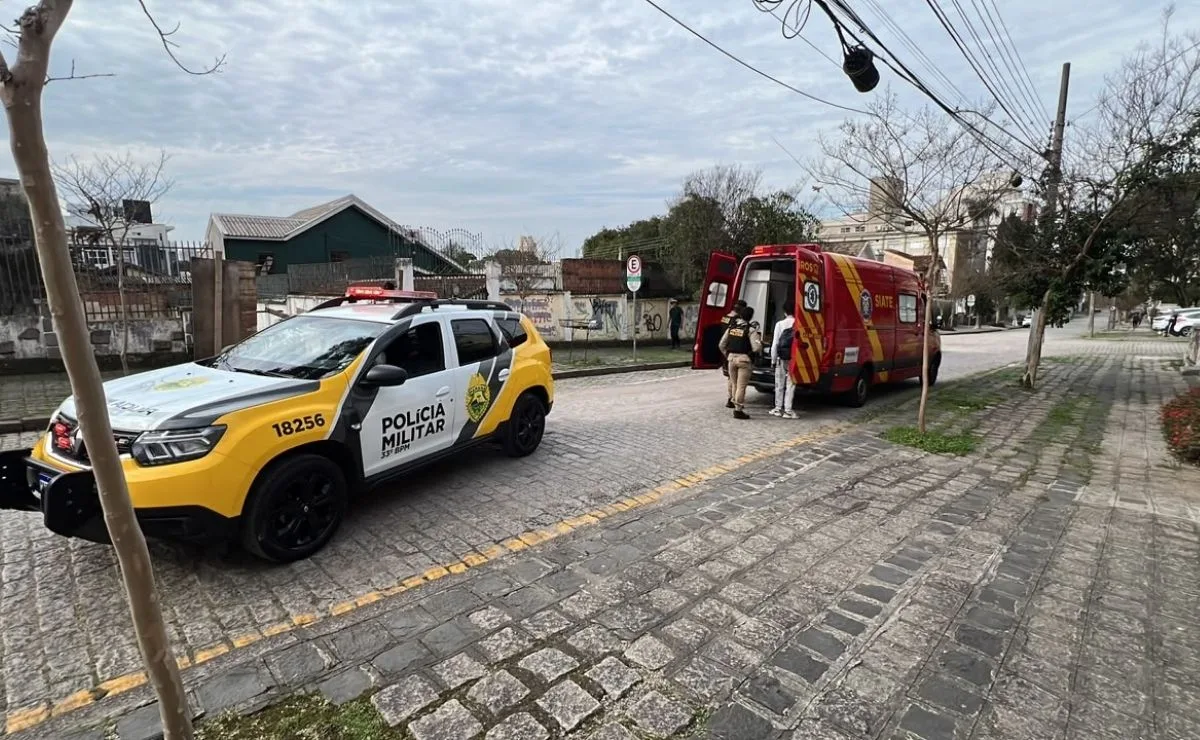 Homem é esfaqueado quatro vezes no pescoço durante assalto em plena luz do dia no São Francisco