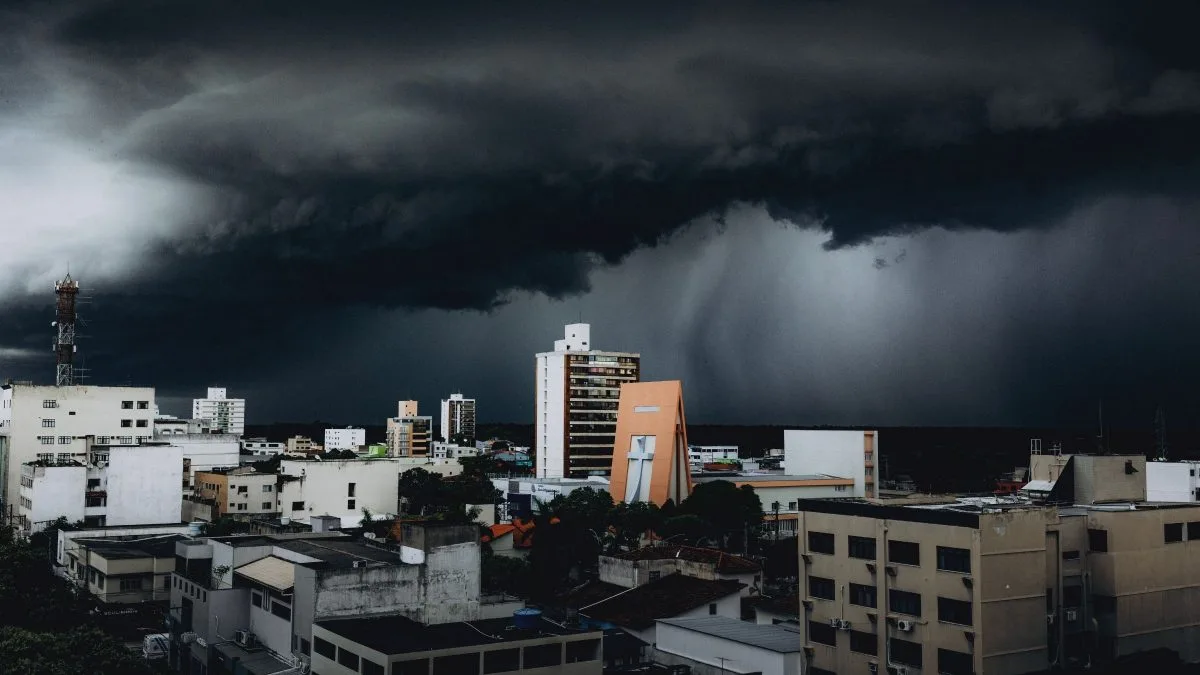 Tempestades seguem avançando pelo Brasil com alerta para ventos de até 100 km/h, chuva de 100 mm e risco de tornados