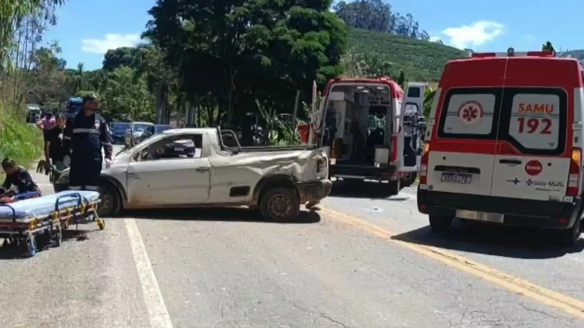 Motorista morre após bater em barranco e capotar caminhonete; roda se solta e atinge outro carro no ES