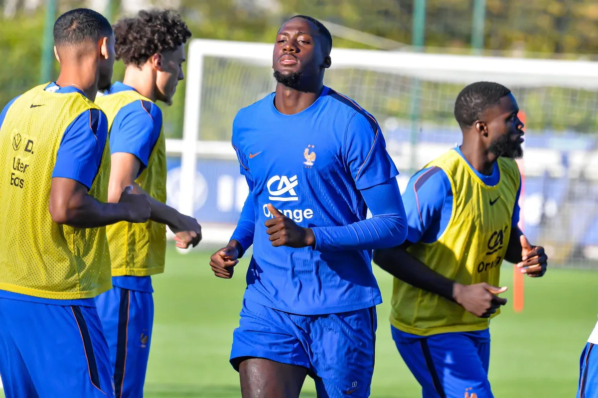 El central Ibrahima Konaté deja la concentración de Francia por una lesión en la rodilla derecha