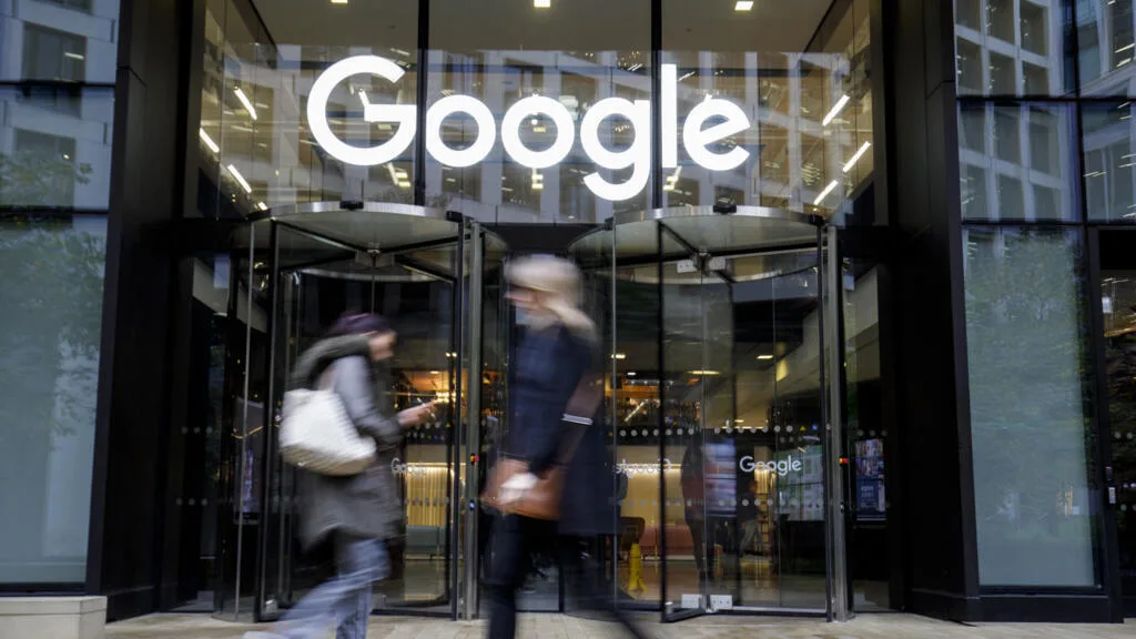 Google leva multa milionária da UE acusado de usar geolocalização de usuários para fins publicitários